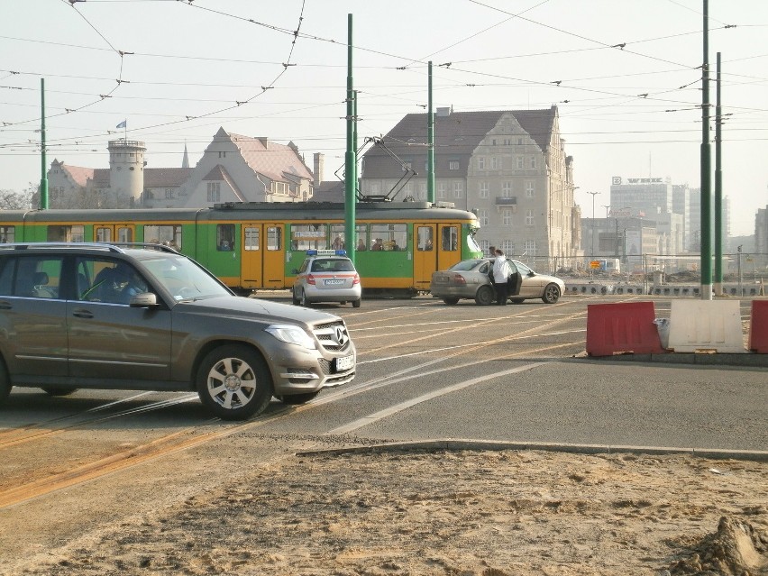 Na Rondzie Kaponiera kolizja osobówki z tramwajem
