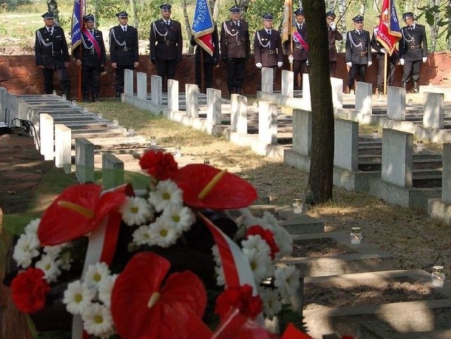 Nekropolia w Chmielowie zawiera szczątki 90 żołnierzy armii austro-węgierskiej, zgromadzonych pod 83 kopczykami.