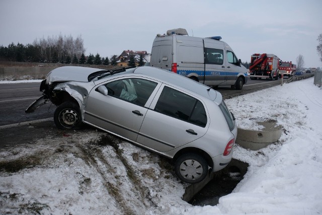 Do groźnie wyglądającego zdarzenia doszło w czwartek na drodze krajowej nr 77 w Duńkowiczkach pod Przemyślem. Na szczęście w zderzeniu volvo ze skodą, nikt nie został ranny. Aktualizacja, godz. 20.26.- Volvo podróżowało małżeństwo z pow. przemyskiego w wieku 51 i 50 lat. Policjanci ustalają kto kierował tym pojazdem. Jedna z tych osób nie ustąpiła pierwszeństwa kierowcy skody, 68-latkowi z pow. przemyskiego – powiedział podkom. Damian Brzyski z KMP w Przemyślu.Policjanci zabezpieczyli monitoring. Trwa ustalanie dokładnych okoliczności tego zdarzenia. Wiadomo, że kierowca skody był trzeźwy. 