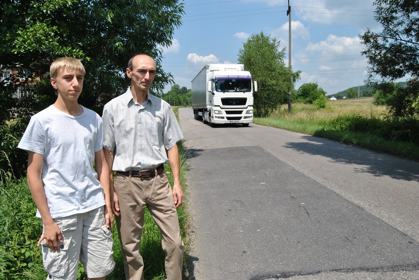 Alwernia. Ludzie boją się tirów, bo droga jest niebezpieczna [ZDJĘCIA, WIDEO]