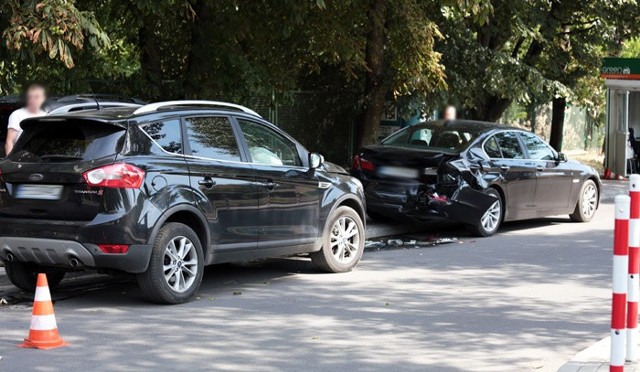 Na terenie szpitala kierowca forda kugi wjechał w dwa zaparkowane auta.