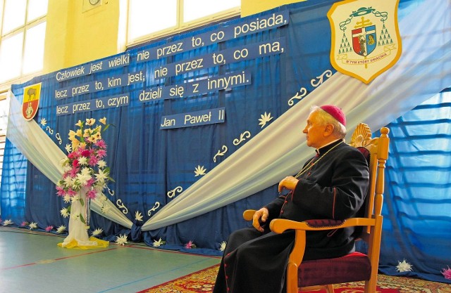 Ks. abp Edward Ozorowski na uroczystości nadania Honorowego Obywatela Sokółki