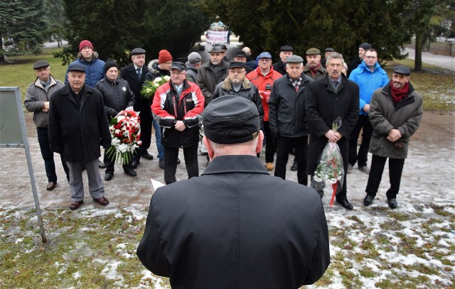 Z okazji 72. rocznicy wyzwolenia Inowrocławia spod hitlerowskiej okupacji, manifestację pod pomnikiem Wdzięczności i Braterstwa zorganizował Sojusz Lewicy Demokratycznej. Wydarzenia ze stycznia 1945 roku przypomniał tam Włodzimierz Figas, szef powiatowych struktur SLD. Pod pomnikiem złożono kwiaty i zapalono znicze. Uczestnicy odśpiewali hymn narodowy. W tym samym czasie, kilkadziesiąt metrów dalej kontrmanifestację zorganizowali narodowcy z ONR. Skandowali: "A na drzewach zamiast liści wisieć będą komuniści" oraz "Raz sierpem, raz młotem tę czerwoną hołotę".