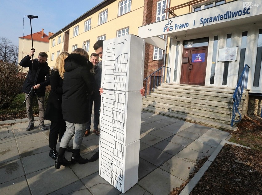 Dwie wieże przed siedzibą PiS w Szczecinie. Happening Młodych Demokratów [WIDEO, ZDJĘCIA]