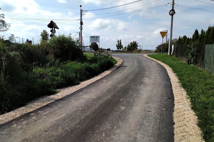 Trwa modernizacja drogi wewnętrznej oraz zatoki wzdłuż ulicy Republiki Partyzanckiej w Skalbmierzu. Co zostanie zrobione? Zobaczcie zdjęcia