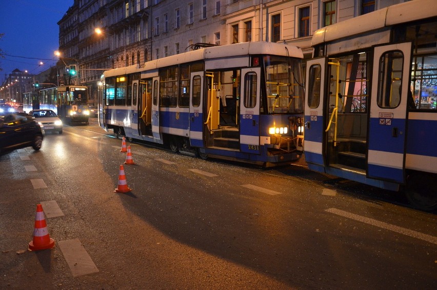 Wrocław: Wypadek na Sienkiewicza. Volkswagen zderzył się z tramwajem (ZDJĘCIA)