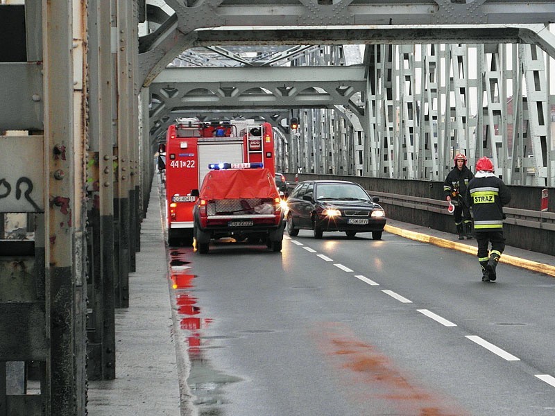 Plama oleju ciągnęła się kilometrami na moście w Grudziądzu [zdjęcia]