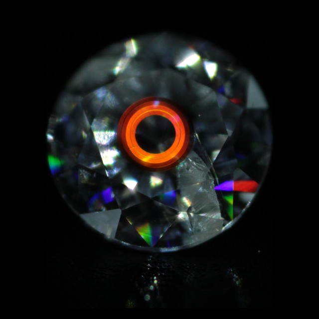 Wrocławianie zajmują się również personalizacją diamentów. Dzięki ich technologii na minerale będzie może umieścić zdjęcie ukochanej osoby, hologram czy też miniaturowy napis.