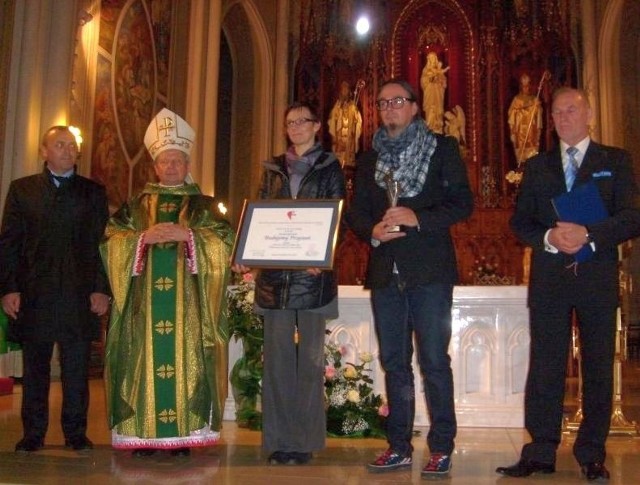 Po mszy, którą odprawił bp Henryk Tomasik,  Stowarzyszeniu „Budujemy Przystań” wręczono nagrodę Viventi Caritate.  