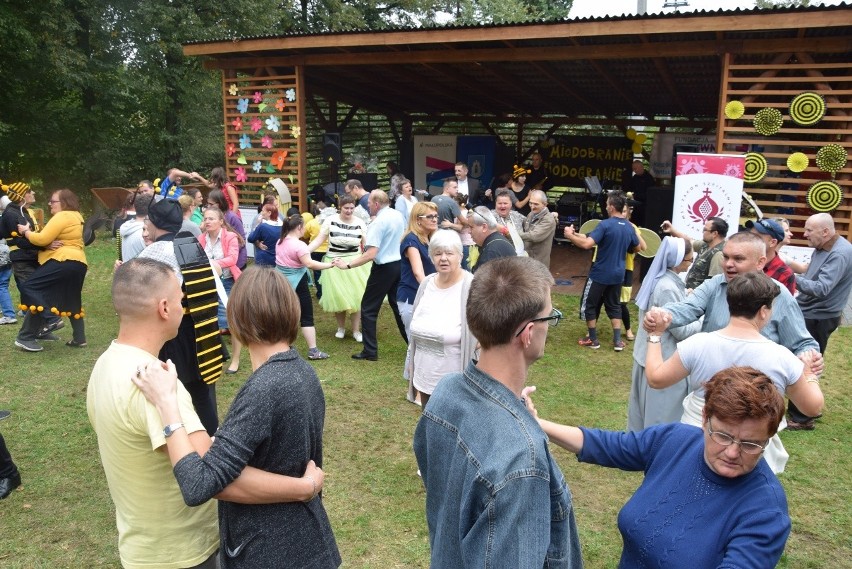 Integracyjne miodobranie w Konarach z przebierańcami Mają i Guciem [ZDJĘCIA]