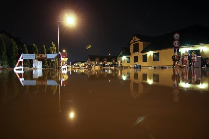 Fala nieczystości zalała domy i ulice w Plewiskach