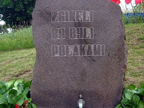 Pomnik "Zginęli, bo byli Polakami" w Gibach