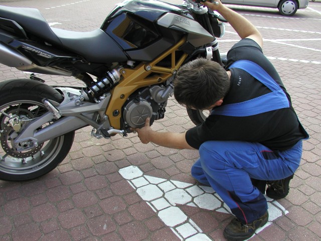 Przed każdą jazdą sprawdźmy poziom oleju w motocyklu. To jedna z najważniejszych rzeczy przy codziennej eksploatacji.