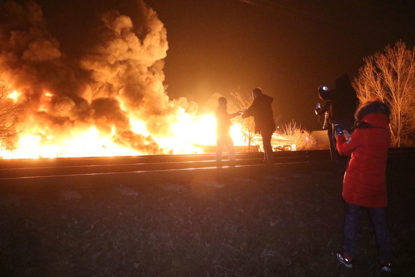 Ogromny pożar na terenie składu materiałów budowlanych MB 03...