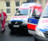67-latek zmarł w szpitalu po tym, jak auto wjechało w przystanek autobusowy