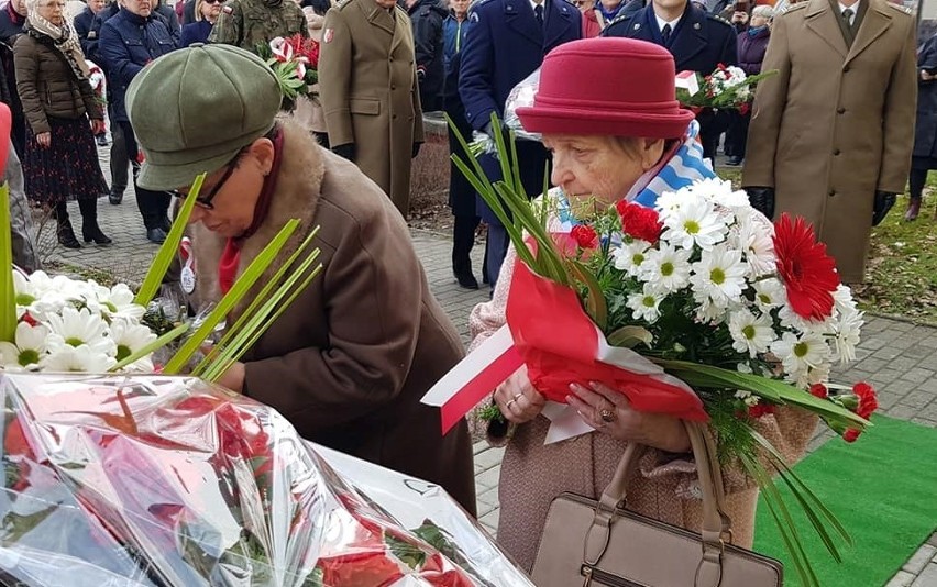 Narodowy Dzień Pamięci Żołnierzy Wyklętych w Kędzierzynie-Koźlu. Była msza, przemarsz, złożenie kwiatów i race kibiców