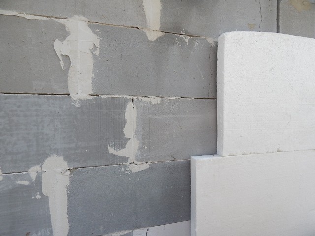 StyropianZe względu na niską paroprzepuszczalność styropianu, nie powinno się docieplać nim ścian niestabilnych pod względem wilgoci. Chcąc położyć taką izolację na beton komórkowy, przede wszystkim, trzeba mieć pewność, że jest całkowicie suchy.