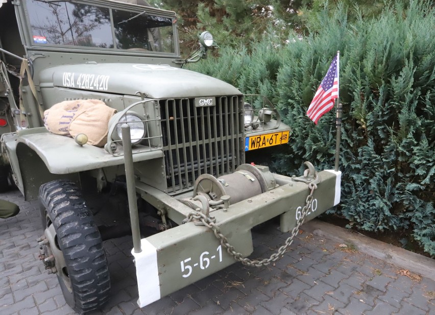 Amerykańskie pojazdy z II wojny światowej pojawiły się pod Radomiem. Przedsiębiorca z Rajca pokazał zachwycającą kolekcję (WIDEO, ZDJĘCIA)