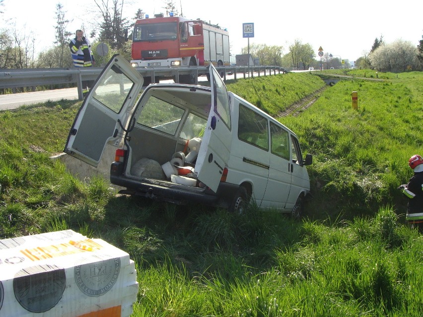 Jastew. Wypadek na DK94. Dwie osoby ranne [ZDJĘCIA, WIDEO]