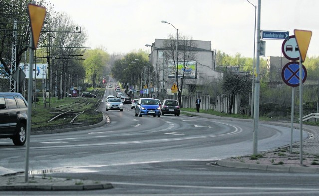 Zanim Katowice i Siemianowice wystąpią o unijne pieniądze, muszą przygotować jeszcze projekt nowej drogi. Na zdjęciu: tak dzisiaj wygląda skrzyżowanie Korfantego i Konduktorskiej