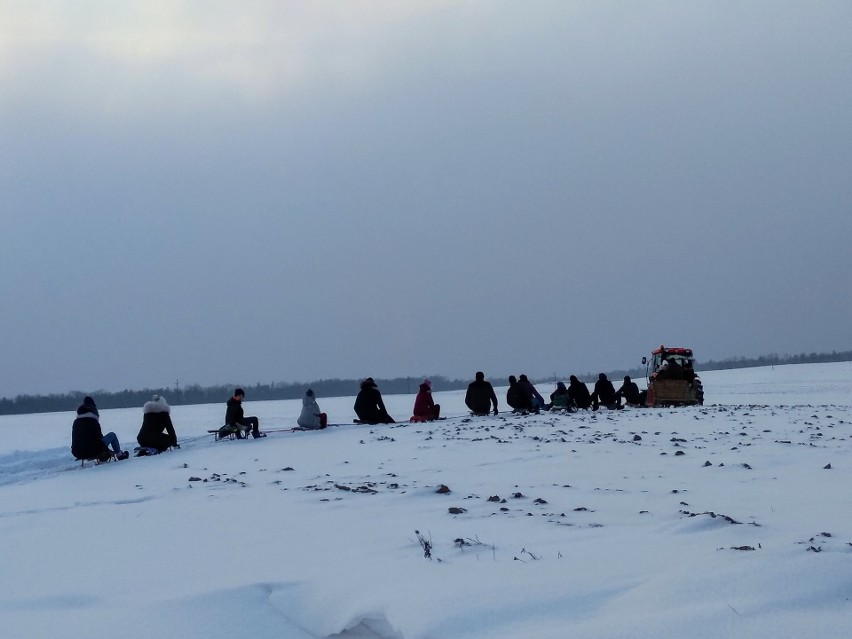 Ale zima! Mieszkańcy gminy Ćmielów zorganizowali sobie kulig (ZDJĘCIA) 
