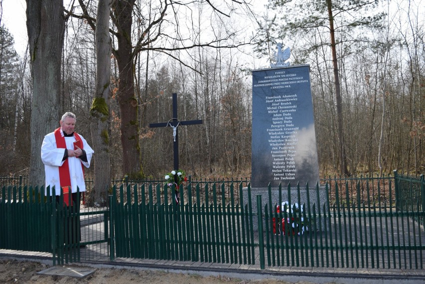 Msza święta w Ruskim Brodzie i kwiaty pod pomnikiem pomordowanych w Hucisku w gminie Przysucha 