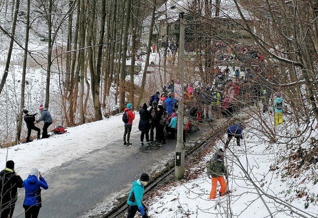 Tłumy turystów w kolejce do kolejki gondolowej na Szyndzielnię w Bielsku-Białej