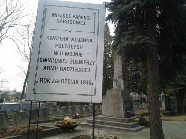 Zdewastowany pomnik żołnierzy radzieckich na cmentarzu w Tarnowie.