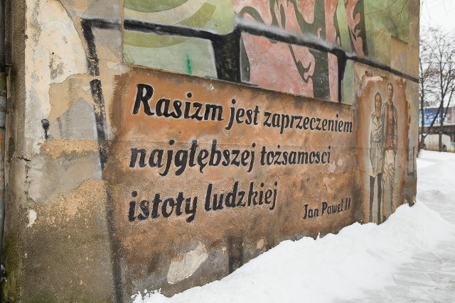 Mural przy al. Piłsudskiego w Białymstoku znów mówi o tolerancji. Jednak naprawa jest tymczasowa - z powodu mrozu nie można było użyć odpowiedniego preparatu.