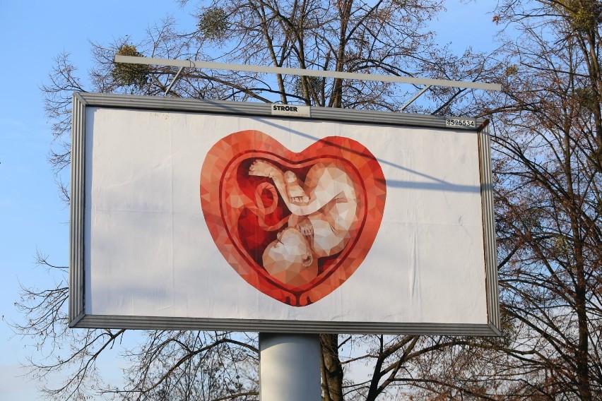 Wcześniejsze billboardy antyaborcyjne promowały hospicja dla...