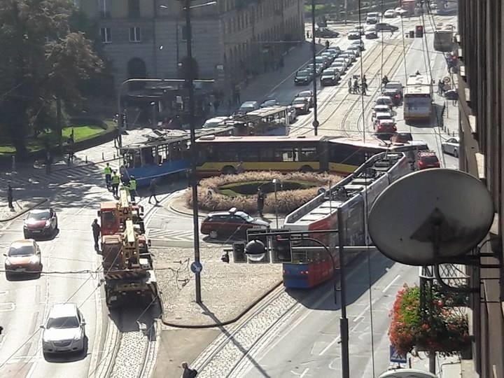 Wypadek na pl. Kościuszki. Autobus MPK wjechał w tramwaj