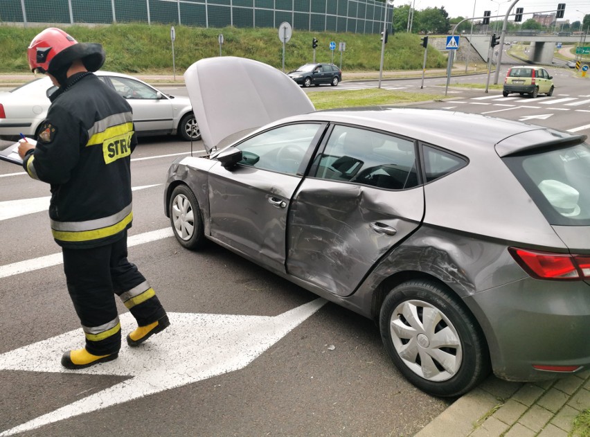 Zderzenie seata z ciężarówką na alei Solidarności w Przemyślu [ZDJĘCIA]