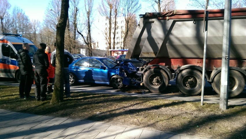 Białystok. Wypadek na ulicy Zwierzynieckiej. Subaru wbiło...