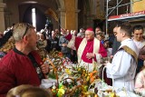 Wielka Sobota w Przemyślu. W katedrze arcybiskup Adam Szal poświęcił koszyki z pokarmem na świąteczny stół [ZDJĘCIA]