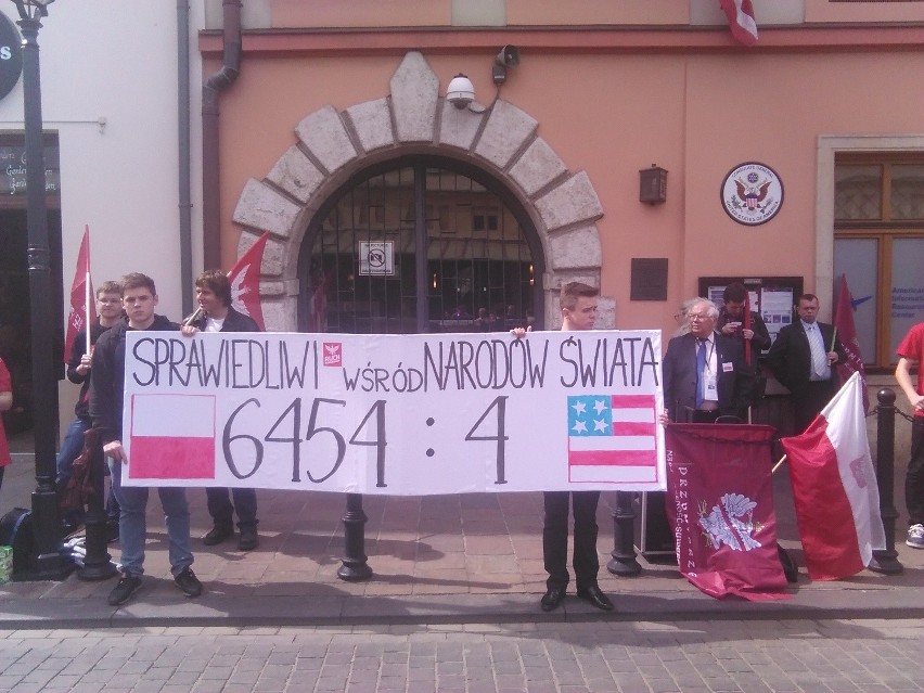 Protest pod konsulatem USA w Krakowie. Demonstranci chcą by...