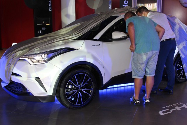 Pokazów przedpremierowych Toyoty C-HR, które odbyły się w poniedziałek, 29 sierpnia, w wyjątkowym miejscu - zielonogórskim Planetarium Wenus nie mogli przegapić fani marki. Ponadto wśród zainteresowanych zjawili się także pasjonaci motoryzacji.