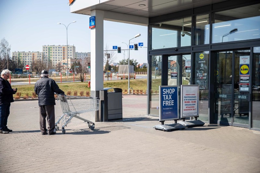 Po świętach wielkanocnych większość sieci sklepów pozostała...