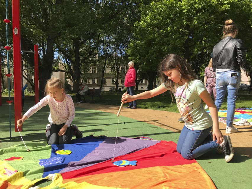 W Parku przy Placu Powstańców Warszawskich w Słupsku odbył się Dzień Dziecka po sąsiedzku
