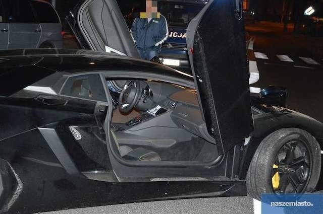 Lamborghini zostało porzucone przy ulicy Kapitulnej we Włocławku, w nocy z wtorku na środę