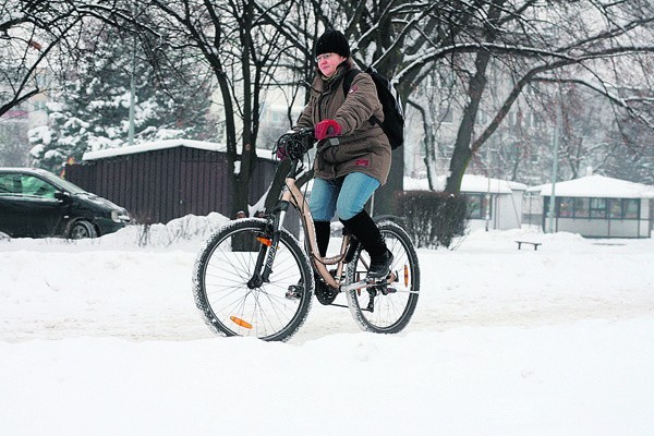 Pani Monika nie boi się śniegu i mrozu. Wczoraj także jechała do pracy na rowerze.