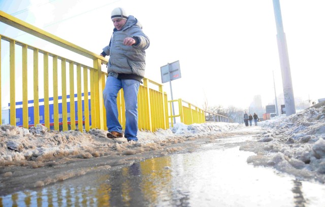 Jak przejść suchą stopą przez most Pomorski? - Chwytasz się poręczy i półwisząc suniesz krok za krokiem po pozostałościach śniegu