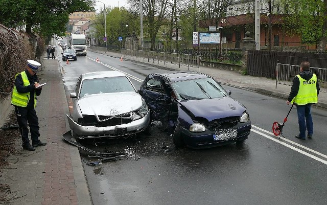 W czwartek o godzinie 14 na ulicy Krajowskiej zderzyły się dwa samochody. Pasażer z opla corsy w stanie ciężkim trafił do szpitala powiatowego w Staszowie.