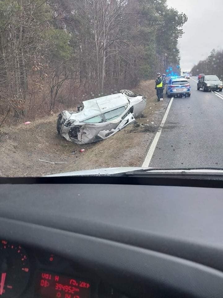 Wypadek w Pazurku. Zniszczony samochód osobowy wylądował w przydrożnym rowie, bo nie chciał zabić zwierzęcia [ZDJĘCIA]  AKTUALIZACJA