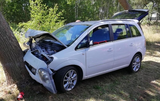 Opel, którym kierowała kobieta, zjechał z drogi i uderzył w drzewo.