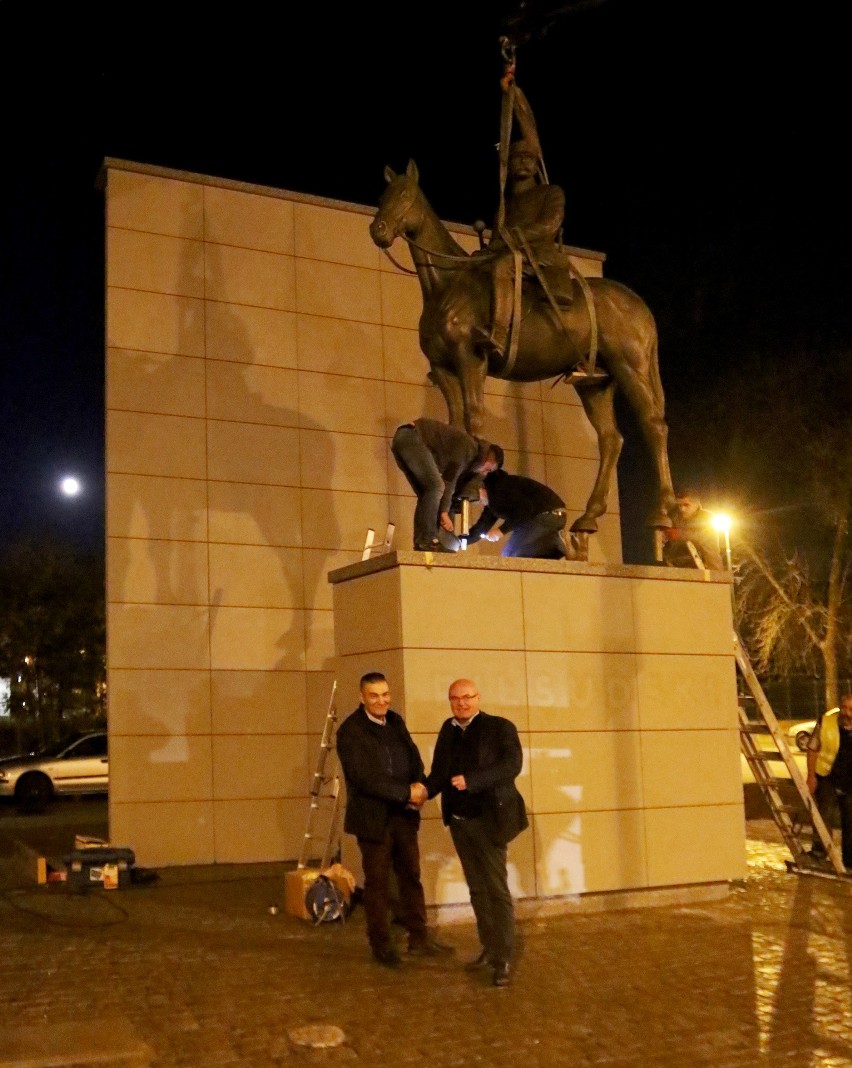 Piłsudski przyjechał do Nowego Sącza. Monument stanął przy Alejach Wolności