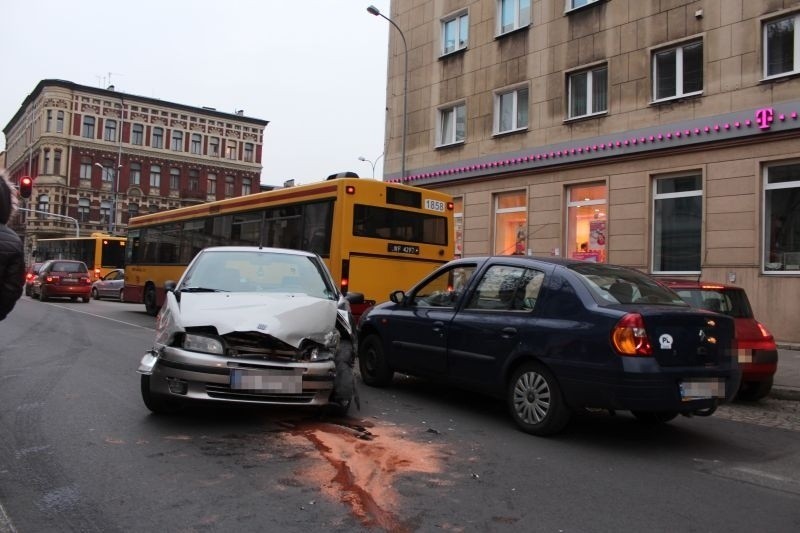 Wypadek na Brzeźnej przy Piotrkowskiej. Staranowane 4 auta, w tym autobus [film, zdjęcia]