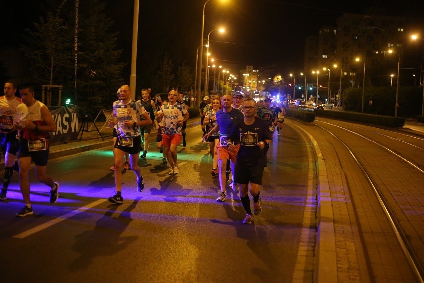 NOCNY PÓŁMARATON 2018 WE WROCŁAWIU - MNÓSTWO ZDJĘĆ Z TRASY