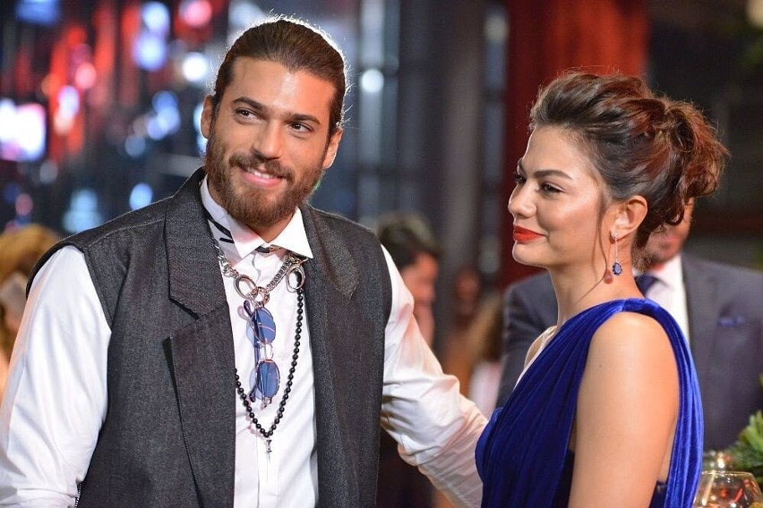 "Wymarzona miłość". Can Yaman u boku byłej miss Włoch, Demet Özdemir w ślubnej sukni. Co słychać u aktorów tureckiego hitu? 