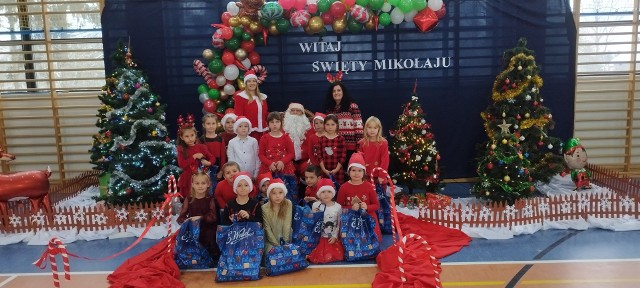 Mikołaj z prezentami odwiedził szkoły w gminie Stara Błotnica.