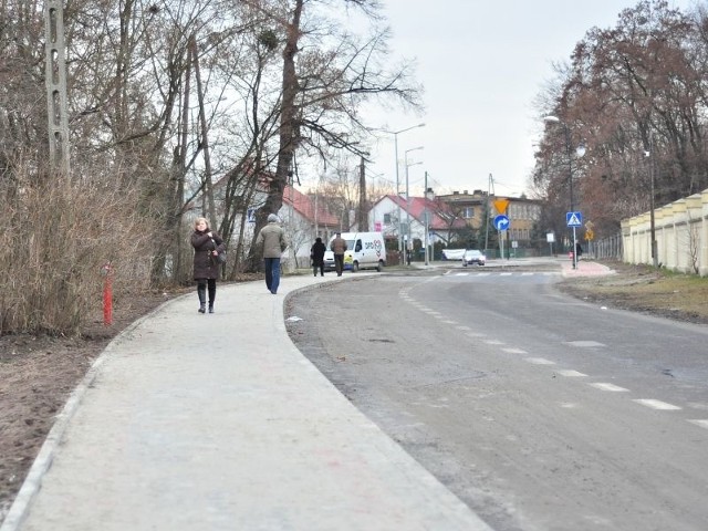 Przy fragmencie ulicy Sandomierskiej w Tarnobrzegu, która została udrożniona dla ruchu drogowego, wybudowano chodnik. Jeszcze kilka tygodni temu w tym miejscu trotuar już się kończył.